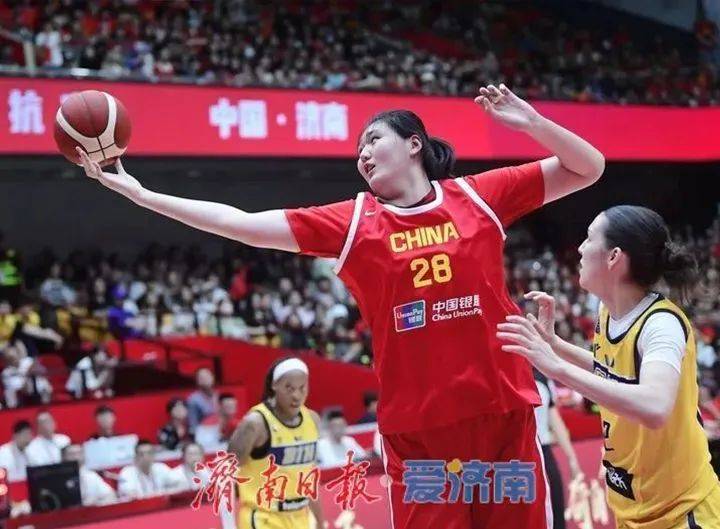 组图：中国女篮备战波黑宫鲁鸣给张子宇开小灶